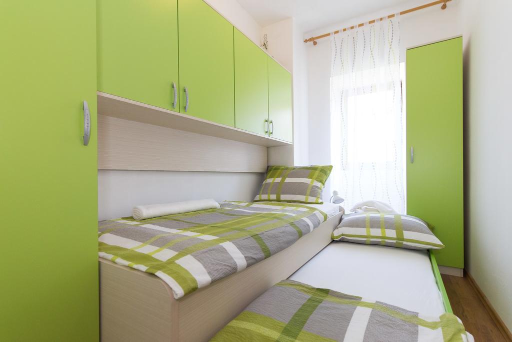 Holiday Home Mery By El-Pi Tours Malinska Bagian luar foto