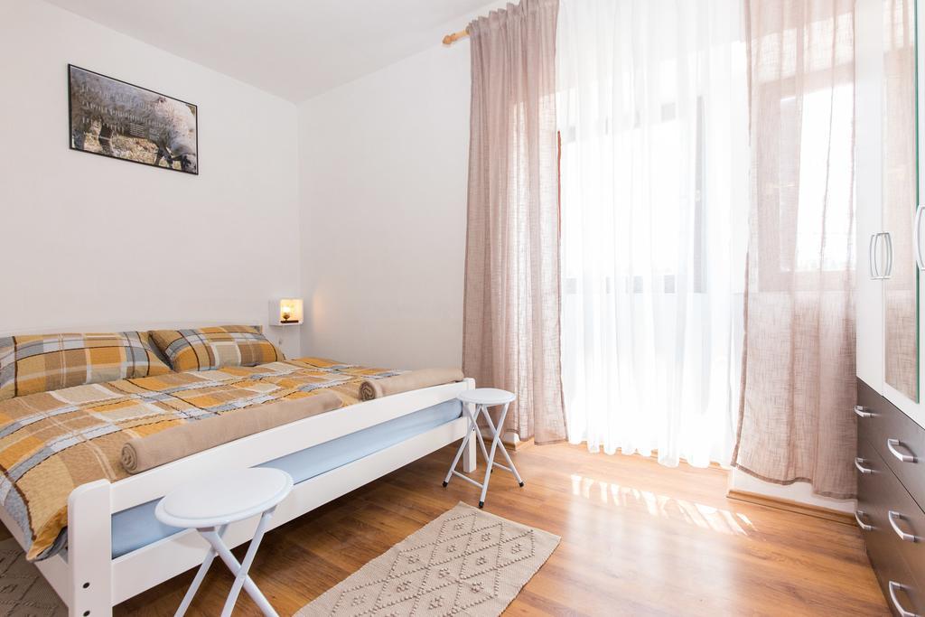 Holiday Home Mery By El-Pi Tours Malinska Bagian luar foto
