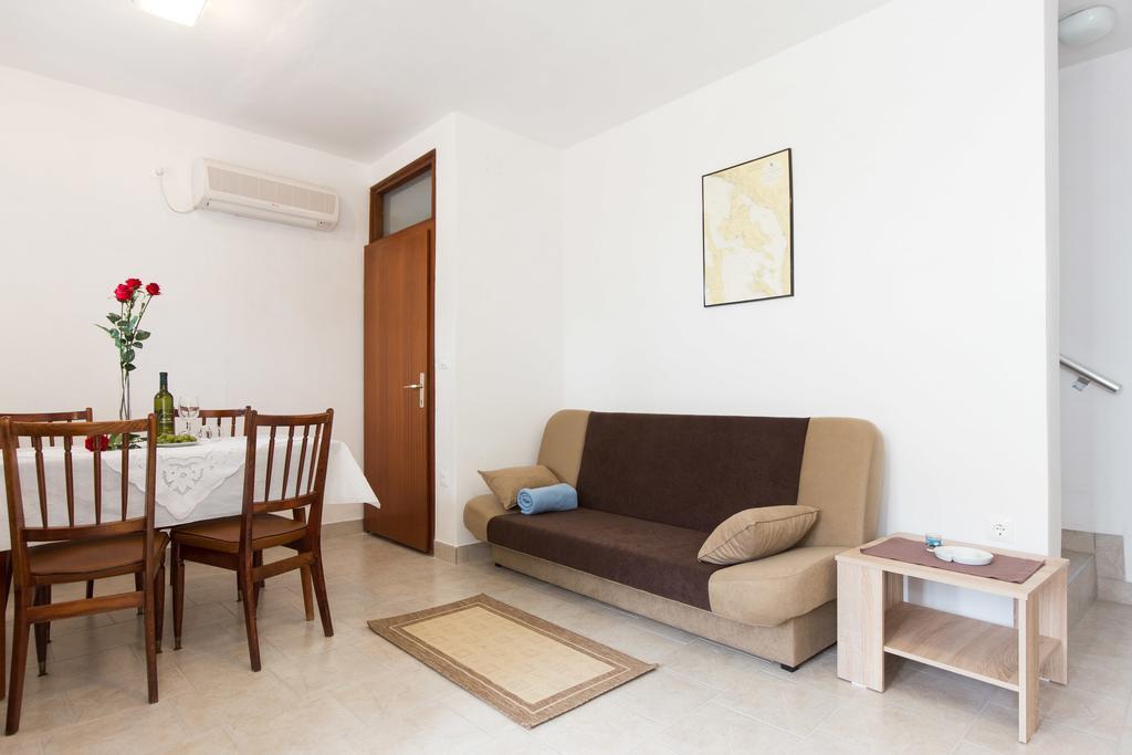 Holiday Home Mery By El-Pi Tours Malinska Bagian luar foto