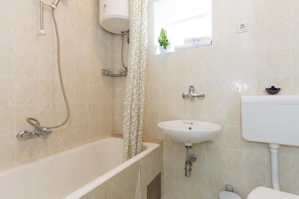 Holiday Home Mery By El-Pi Tours Malinska Bagian luar foto