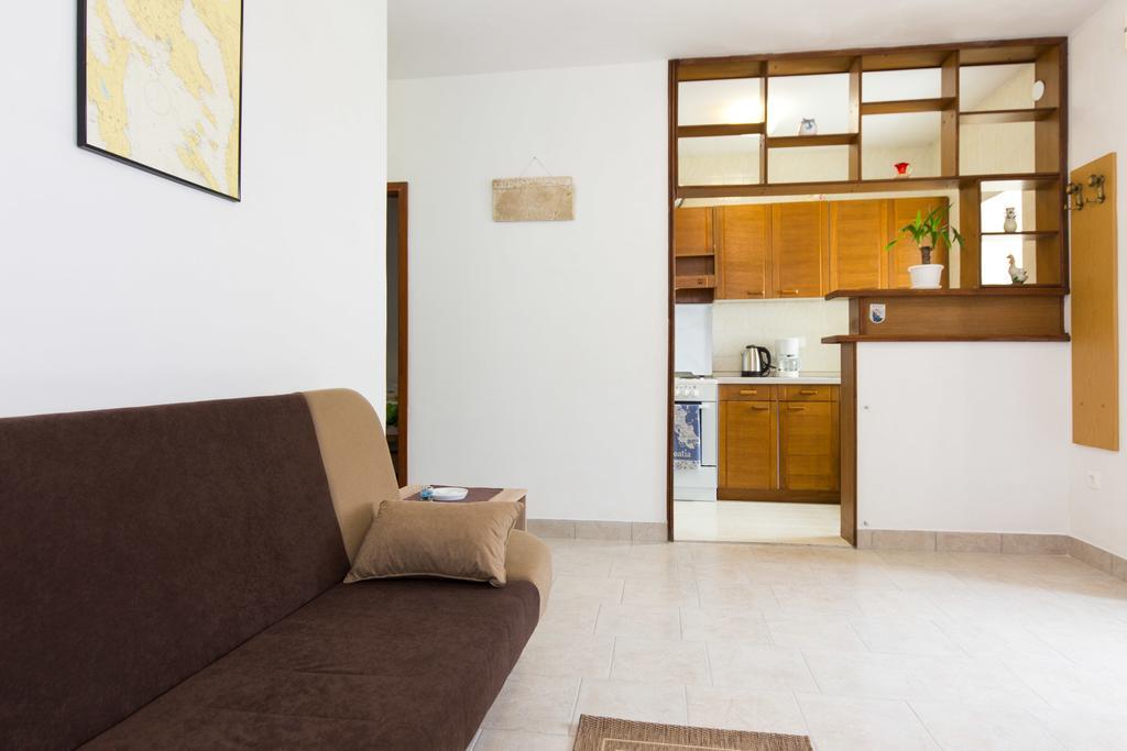 Holiday Home Mery By El-Pi Tours Malinska Bagian luar foto