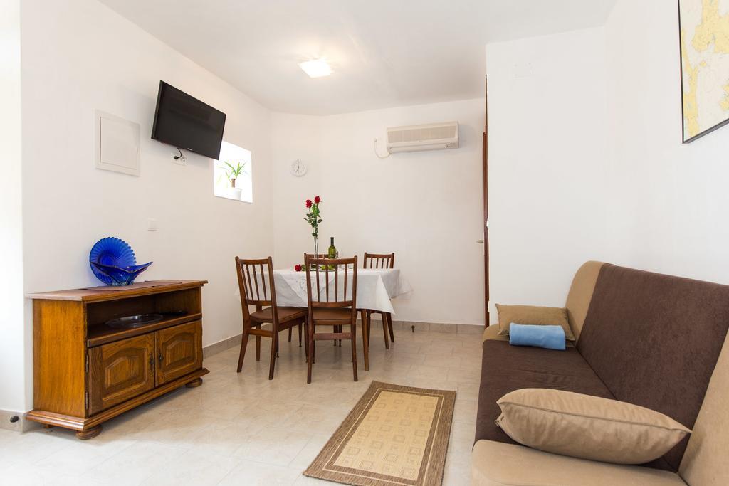 Holiday Home Mery By El-Pi Tours Malinska Bagian luar foto