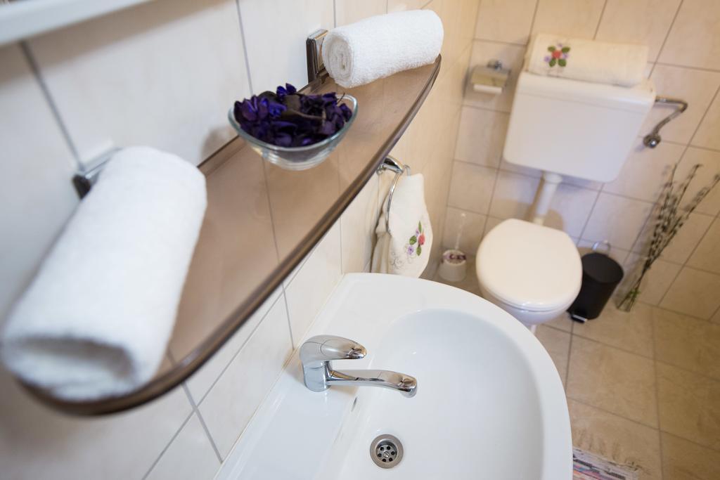 Holiday Home Mery By El-Pi Tours Malinska Bagian luar foto