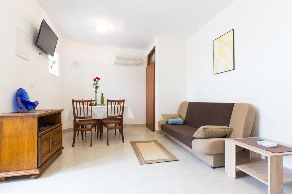 Holiday Home Mery By El-Pi Tours Malinska Bagian luar foto
