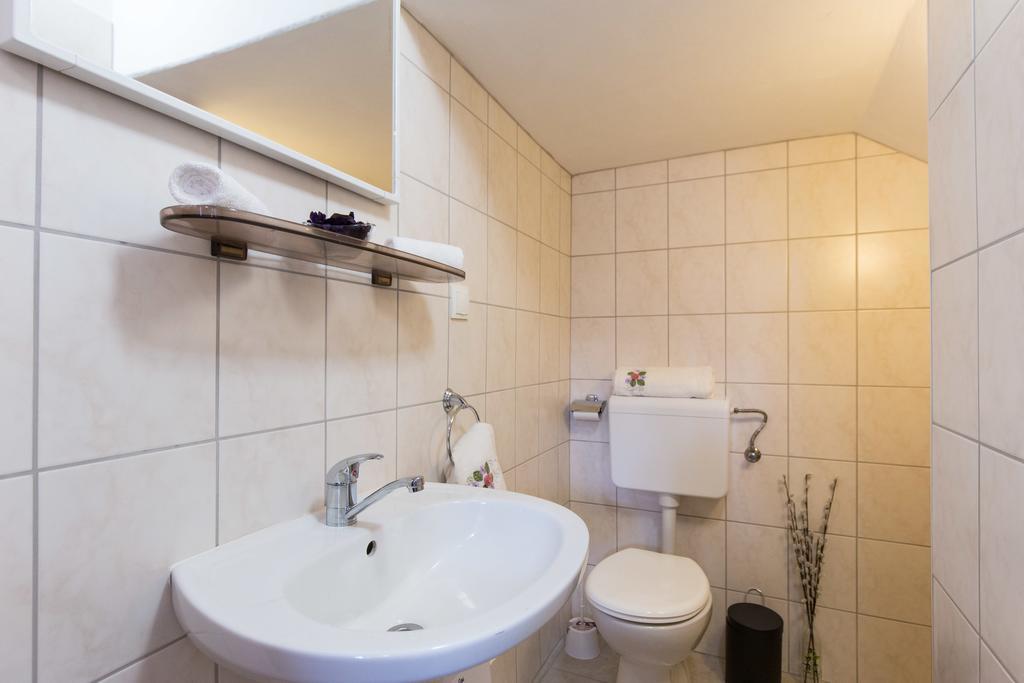 Holiday Home Mery By El-Pi Tours Malinska Bagian luar foto